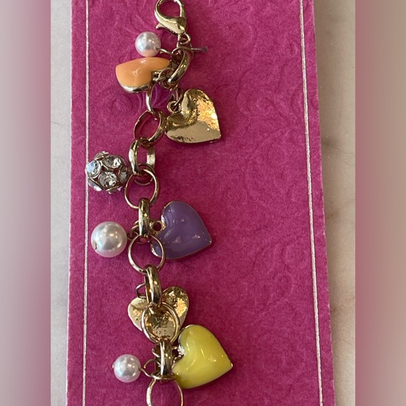 NEW HOLIDAY LANE GOLD-TONE PAVE MULTI CHARM VALENTINE HEART & PEARL BRACELET - Picture 4 of 5
